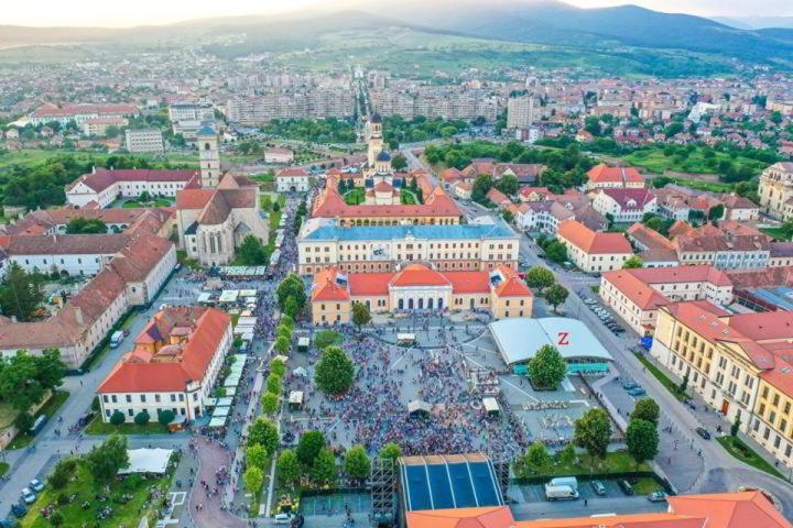 Central Spacious Apartment With Balcony - Alba Carolina Alba Iulia Exteriör bild