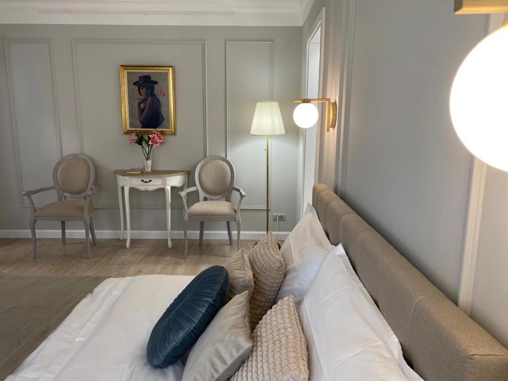 Central Spacious Apartment With Balcony - Alba Carolina Alba Iulia Exteriör bild